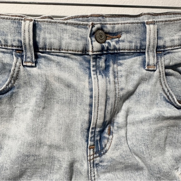 Old Navy Boyfriend Denim Shorts Distressed Cutoffs Light Wash Women’s Size 10 - Picture 3 of 12